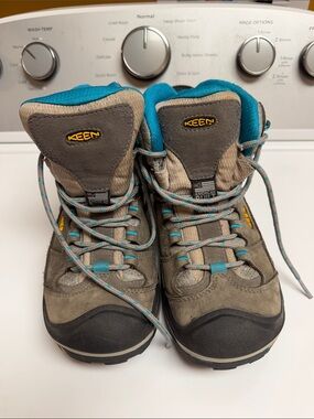 KEEN  Brown Hiking Boots with Teal Accents. Size 8